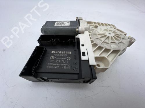 Rudehejsemotor forskærm højre Rudehejsemotor forskærm højre AUDI A4 B5 Avant (8D5) 2.4 (165 hp) 39683028 39683028