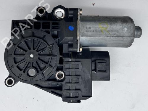 Rudehejsemotor forskærm højre Rudehejsemotor forskærm højre AUDI A4 B5 (8D2) 1.8 (125 hp) 39670120 39670120