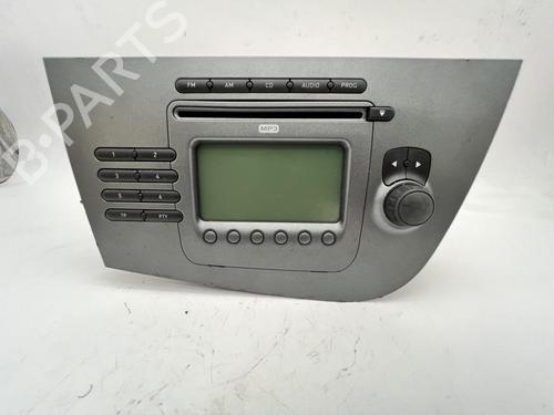 Bilradio Bilradio SEAT LEON (1M1) 1.4 16V (75 hp) 39680338 39680338