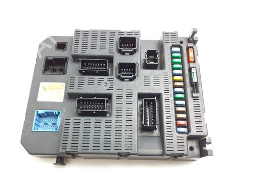 Used Fuse box Fuse box 39102972 39102972