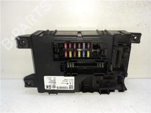Used Fuse box Fuse box 38359985 38359985