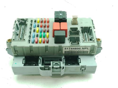 Used Fuse box Fuse box 38332922 38332922