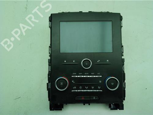 display-renault-megane-iv-saloon-2016-38386084 main image
