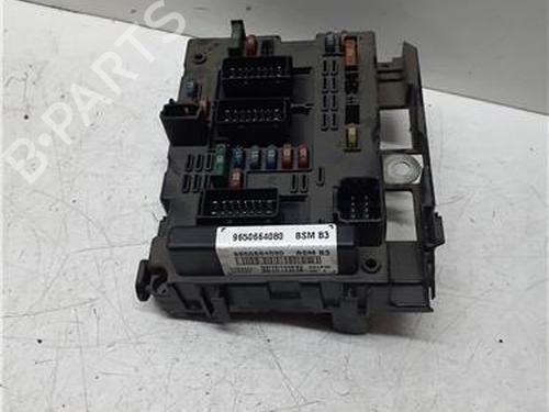 Used Fuse box Fuse box 39434742 39434742