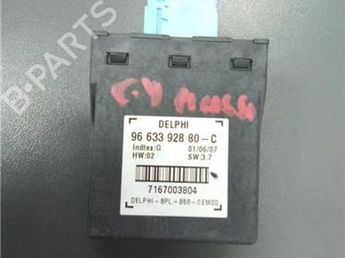 Used Fuse box Fuse box 38353189 38353189