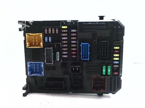 Used Fuse box Fuse box CITROËN C4 III (BA_, BB_, BC_) BLUEHDI 110 (BBYHSA) (110 hp) 40086071 40086071
