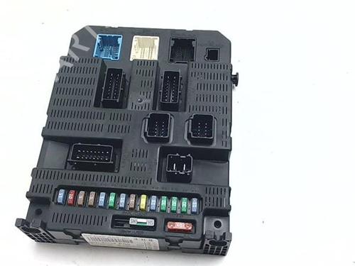 Used Fuse box Fuse box 38353851 38353851