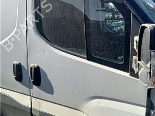 Used Right front door Right front door IVECO DAILY V Van 29S13, 29L13, 35C13, 35S13, 40C13, 40S13 (126 hp) 39964375 39964375