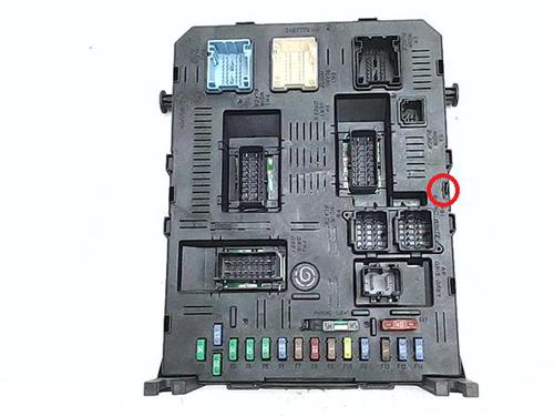 Used Fuse box Fuse box 39435160 39435160