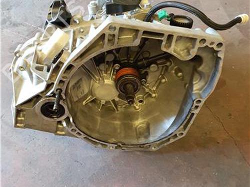gearbox-renault-megane-iv-saloon-2016-38379442 main image