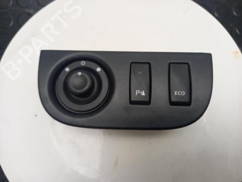 switch-dacia-sandero-ii-2012-40313002 main image