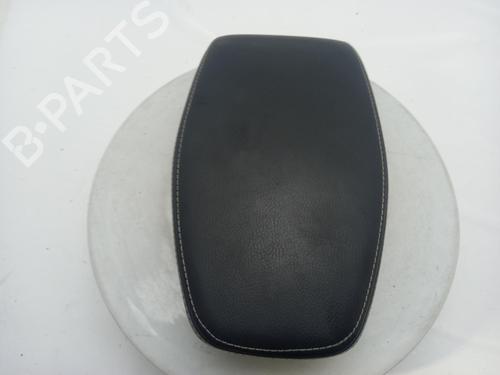 armrest-center-console-nissan-juke-f16_-2019-40316895 main image