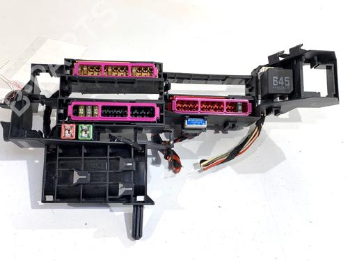 Used Fuse box Fuse box 39334771 39334771