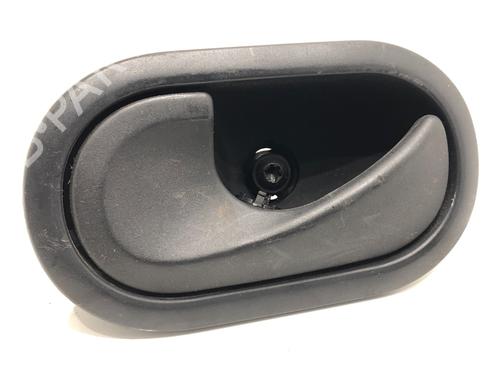 Venstre bagtil invendig håndtag Venstre bagtil invendig håndtag RENAULT KANGOO / GRAND KANGOO II (KW0/1_) 1.5 dCi 85 (KW0K, KW0L, KW0B) (86 hp) 39304870 39304870
