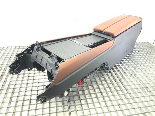 middle-console-skoda-superb-iv-estate-nz5-2023-40276738 main image