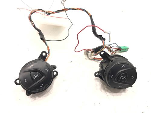 steering-wheel-controls-ford-focus-iii-2010-2011-2012-2013-2014-2015-2016-2017-2018-2019-2020-39278749 main image