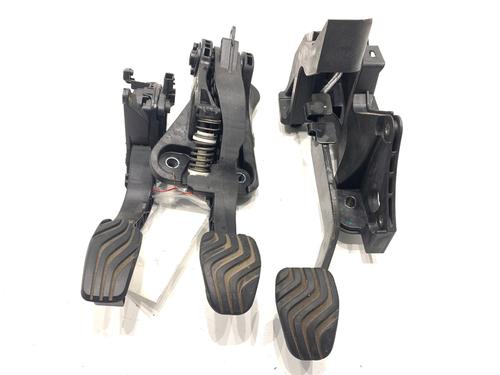 pedal-dacia-duster-hm_-2017-39305338 main image