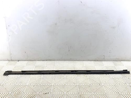 Used Right sideskirt Right sideskirt 39330538 39330538
