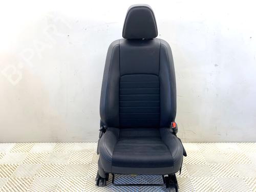 right-front-seat-lexus-is-iii-_e3_-2013-39329586 main image