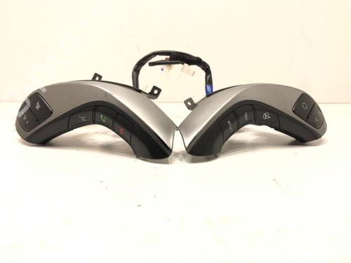 steering-wheel-controls-hyundai-i30-gd-2011-39283233 main image