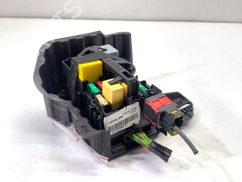 Used Fuse box Fuse box 39319662 39319662