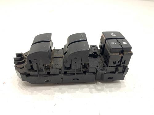 switch-lexus-nx-_z1_-2014-39355050 main image