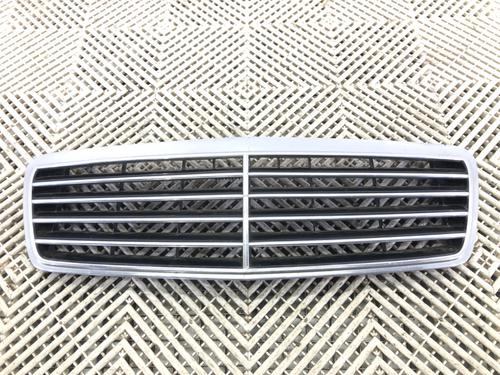 Used Grille Grille 39284008 39284008