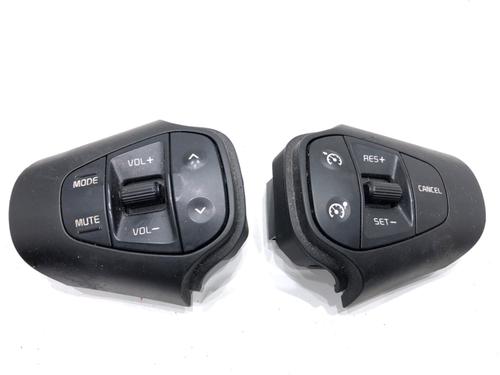 steering-wheel-controls-kia-carens-iv-2013-39320385 main image