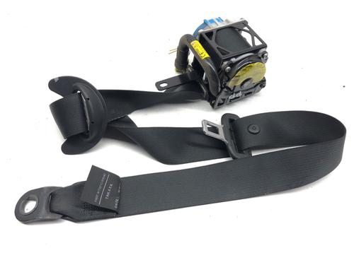 front-right-seatbelt-toyota-aygo-_b4_-2014-39293428 main image