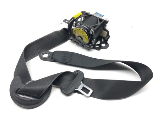 front-left-seatbelt-toyota-aygo-_b4_-2014-39293427 main image