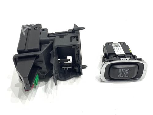 switch-volvo-v40-hatchback-525-2012-2013-2014-2015-2016-2017-2018-2019-39304445 main image