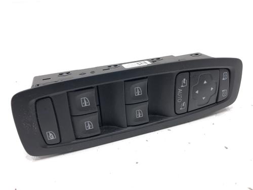 switch-renault-megane-iv-hatchback-b9amn_-2015-39309332 main image