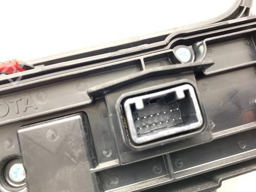Climate control TOYOTA COROLLA Saloon (_E21_) 1.8 VVTi Hybrid (ZWE211, MZEA12) | BP39378399I5 - Image 3
